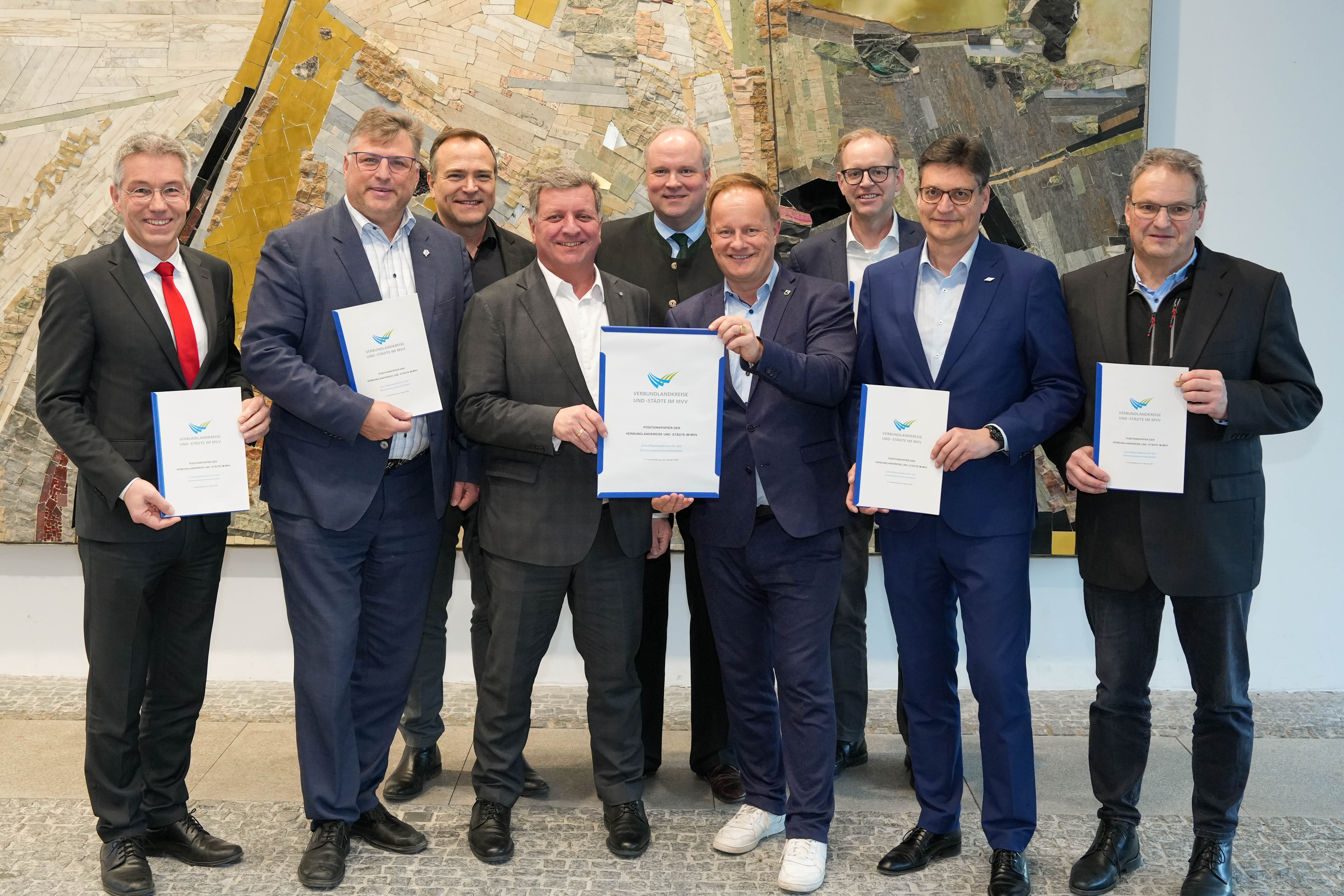 Gruppenbild Landräte und Oberbürgermeister der Verbundlandkreise und -städte im MVV bei der Übergabe des Positionspapier mit Verbesserungsvorschlägen für den Schienenpersonennahverkehr (SPNV)